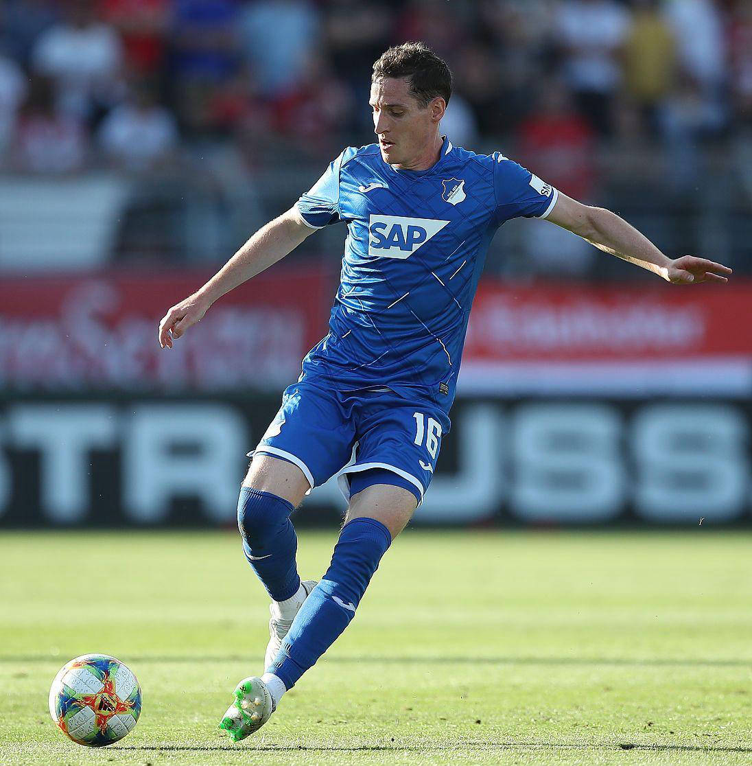 包含雄狮沃尔夫斯堡客场击败对手，跻身前列的词条