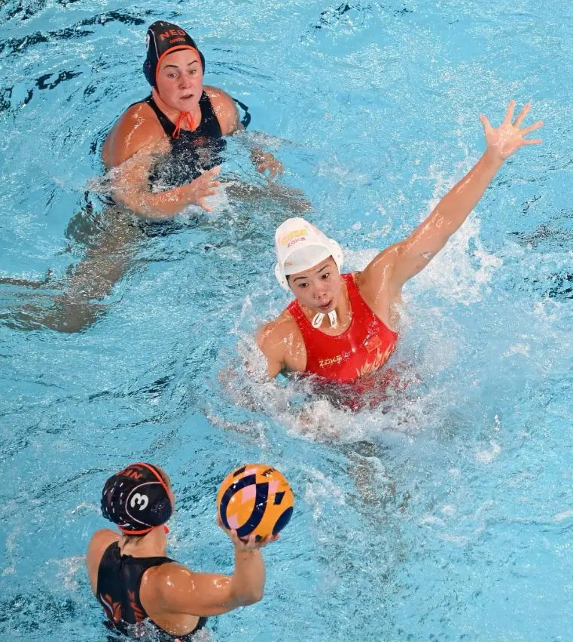 水球选手巧妙构思实力碾压取胜