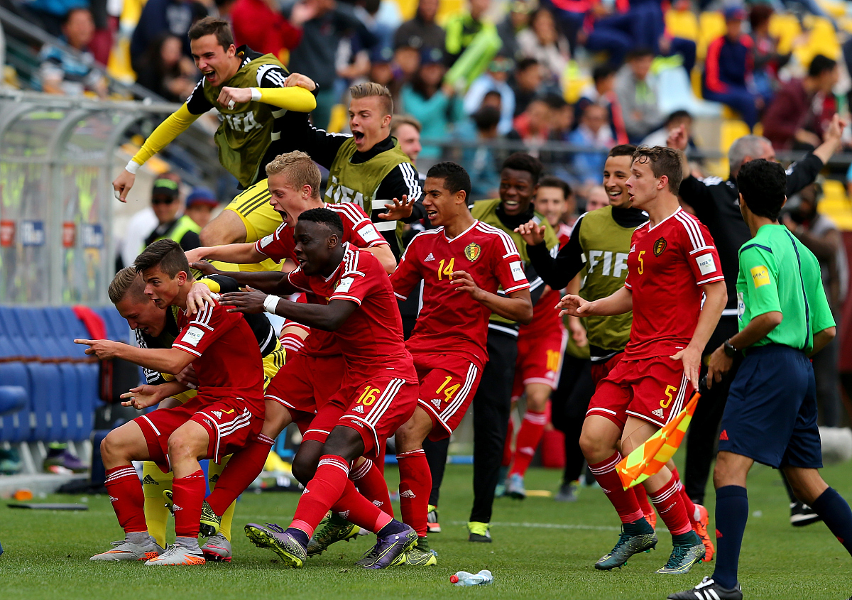 足球赛季如火如荼，观众热情高涨