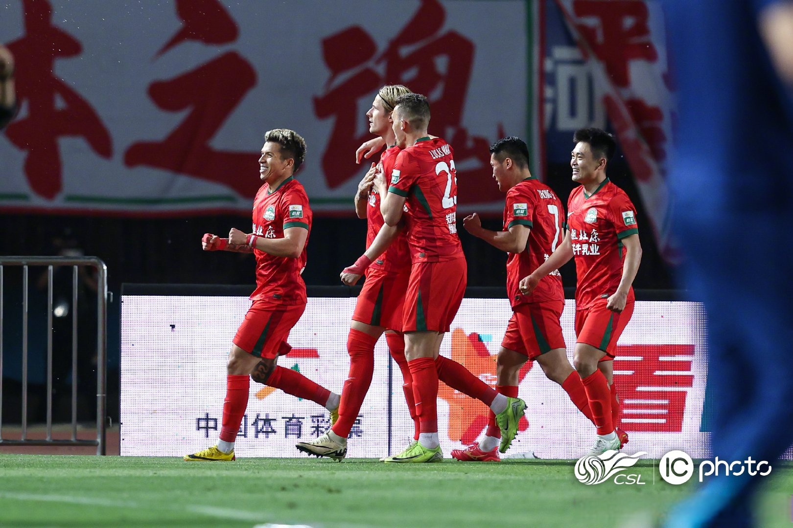 足球赛季如火如荼，观众热情高涨