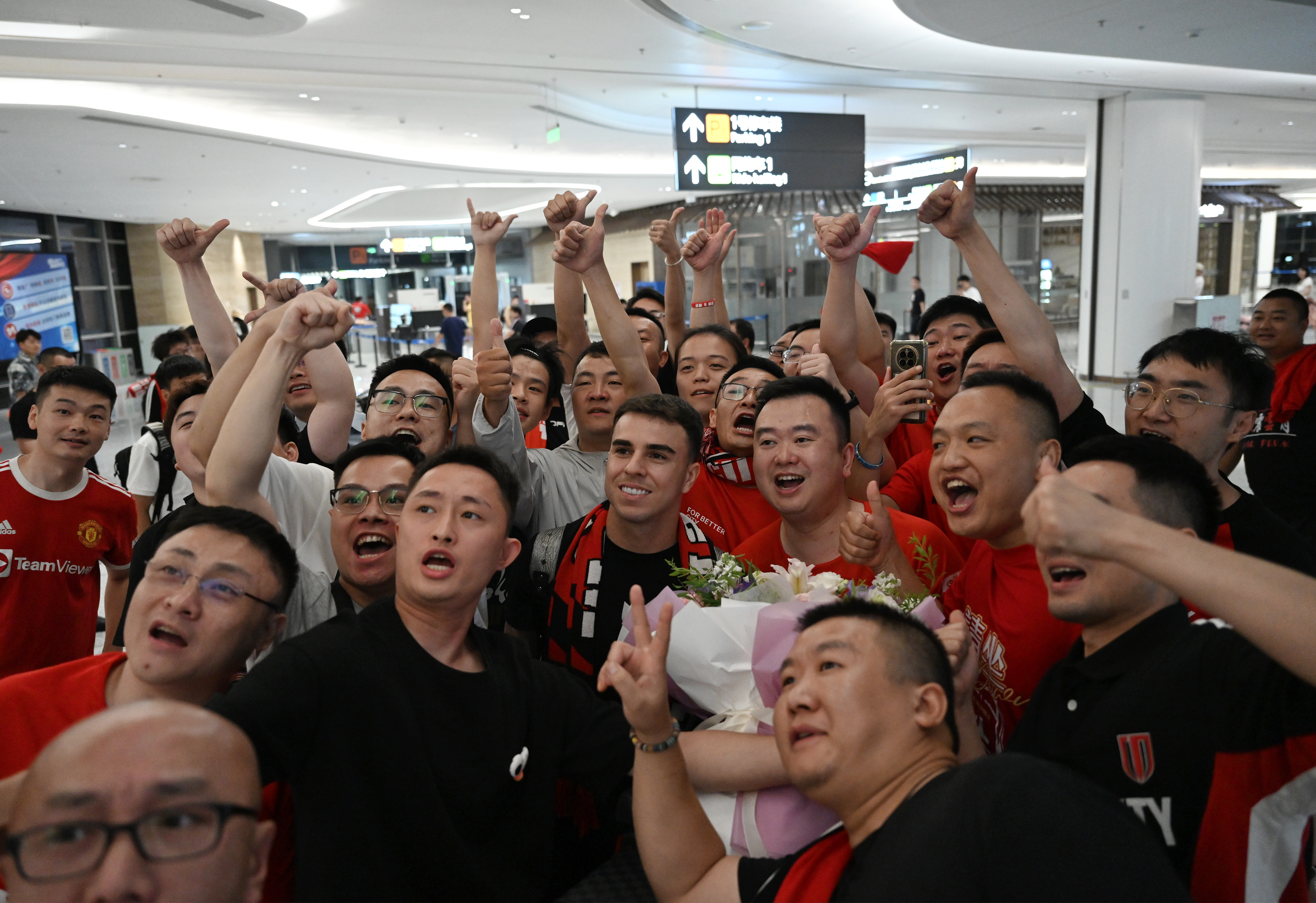 精彩比赛引来无数球迷狂热追捧