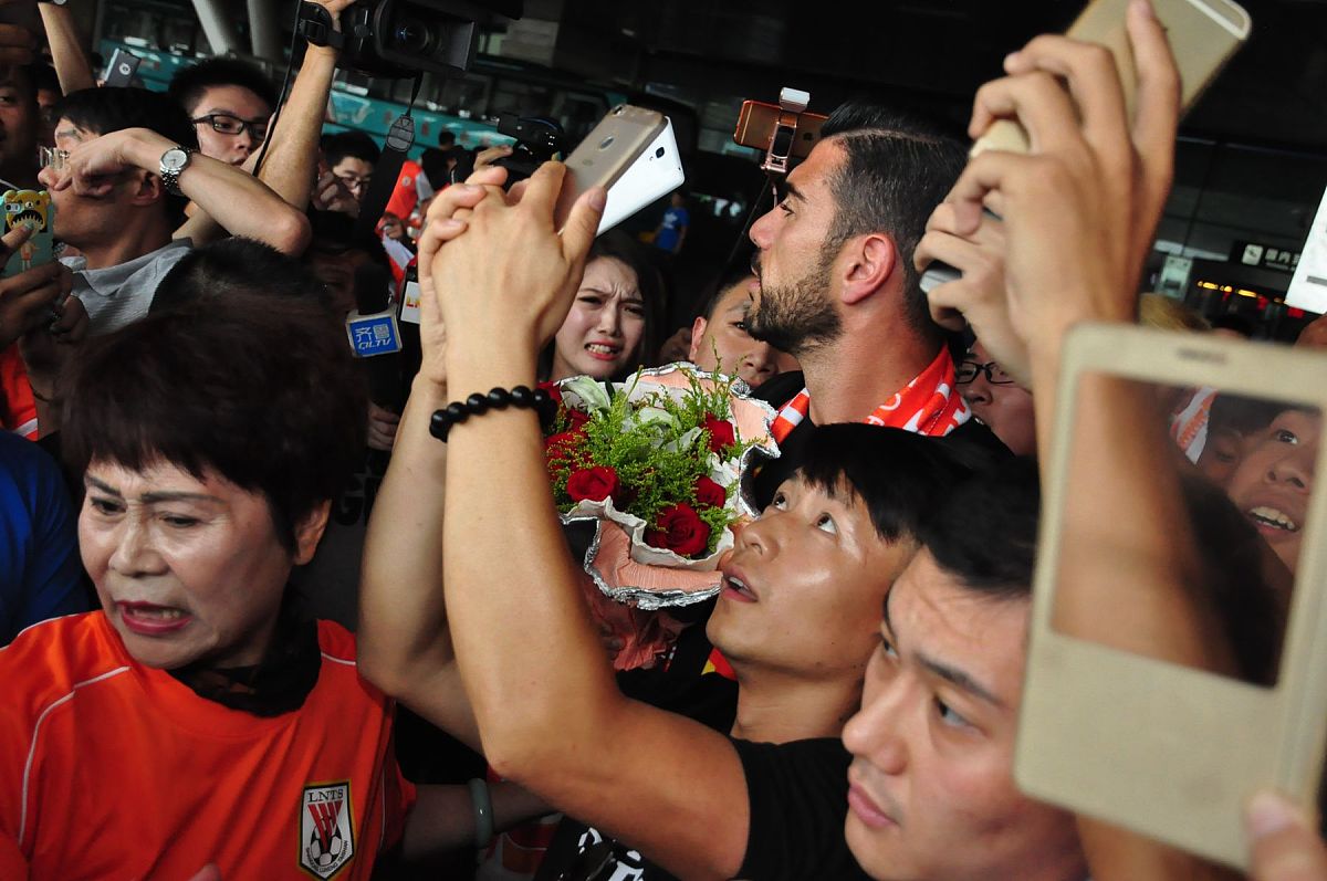 精彩比赛引来无数球迷狂热追捧