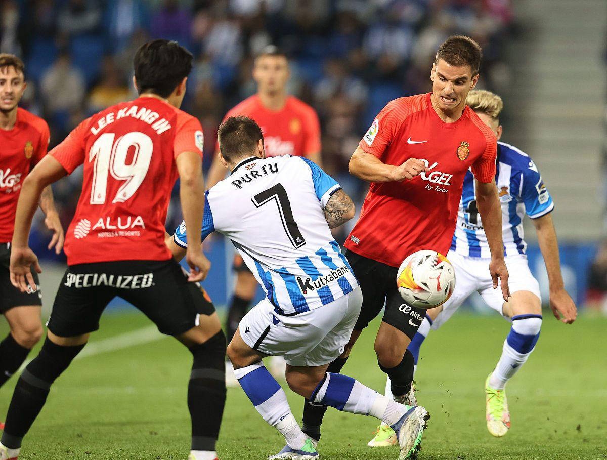 包含卡利亚里遭受客场失败，排名下滑的词条