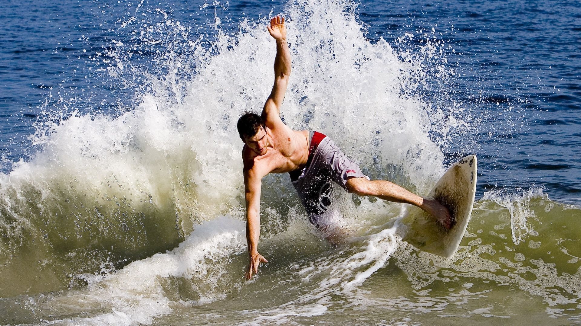 卡马文加导演逆转风暴，勒沃库森单节爆发击沉贝蒂斯