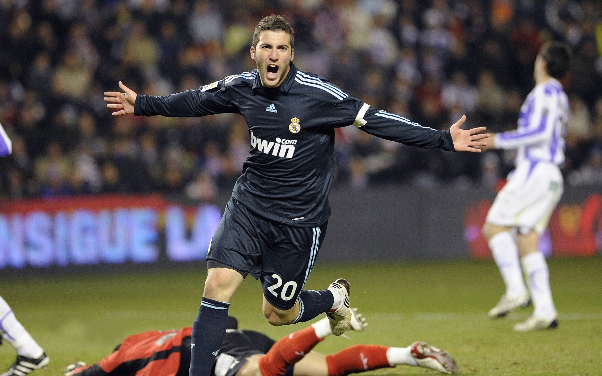 赛道上的毫厘之争，雷诺险胜哈斯，拉塞尔刷新单圈纪录